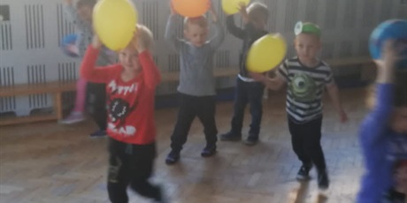 Powiększ grafikę: Dzieci bawią się balonami.
