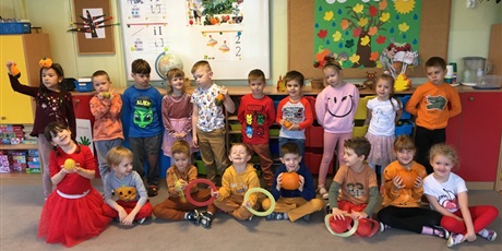 Powiększ grafikę: Dzieci z grupy ubrane w kolory jesieni.