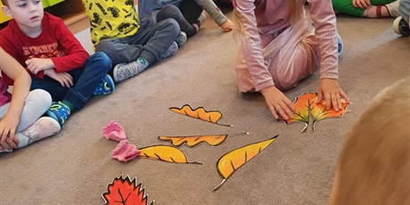 Powiększ grafikę: Dziecko składa obrazek liścia w całość.
