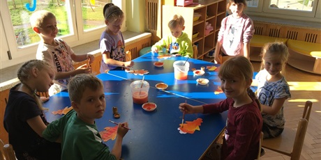 Powiększ grafikę: Dzieci malują liście, obserwują mieszanie się farb.