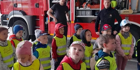 Powiększ grafikę: Dzieci poznają budynek Straży Pożarnej.