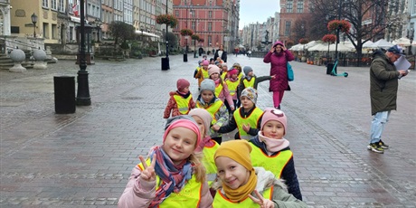 Powiększ grafikę: Dzieci spacerują w parach po Starym Mieście w Gdańsku.