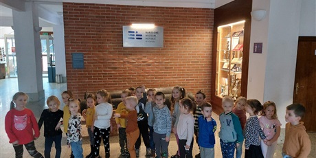 Powiększ grafikę: Dzieci stoją w Narodowym Muzeum Morskim w Gdańsku.