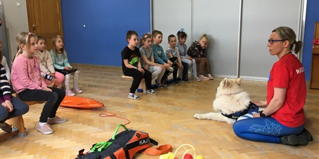 Powiększ grafikę: Dzieci z gr. IV podczas zajęć z psem.