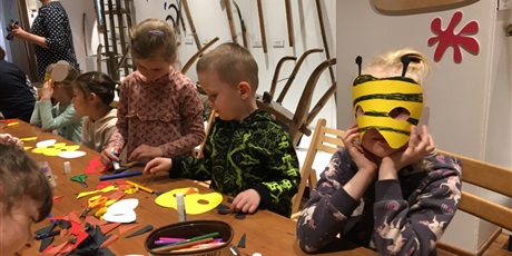 Powiększ grafikę: Dzieci wykonują maski pszczół i biedronek