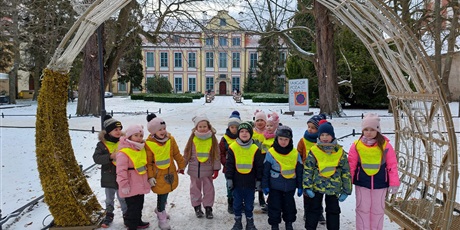 Powiększ grafikę: Dzieci w parku oliwskim zimą.
