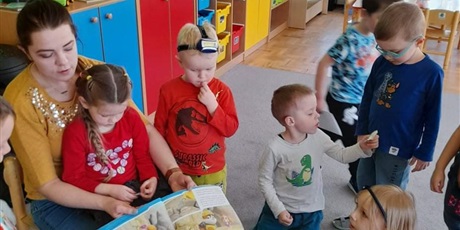Powiększ grafikę: Mama Julii czyta dzieciom bajkę w ramach akcji „Cała Polska czyta dzieciom".