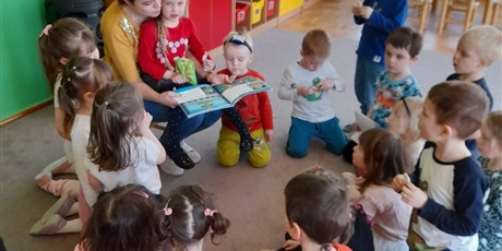 Powiększ grafikę: Mama Julii czyta dzieciom bajkę w ramach akcji „Cała Polska czyta dzieciom".