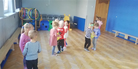 Powiększ grafikę: Dzieci tańczą w parach z balonami.