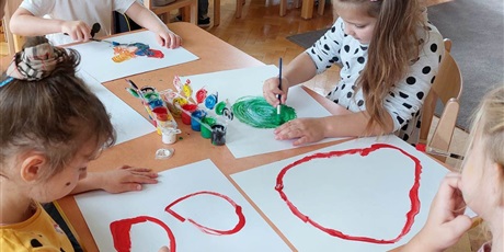 Powiększ grafikę: Dzieci malują kropki