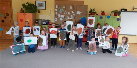 Powiększ grafikę: Dzieci prezentują swoje prace plastyczne ukazujące kropki.
