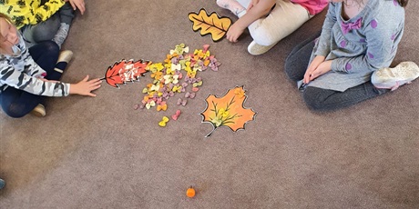 Powiększ grafikę: Dzieci ozdabiają szablony liści.