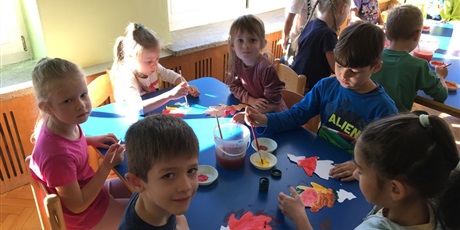 Powiększ grafikę: Dzieci malują liście, obserwują mieszanie się farb.