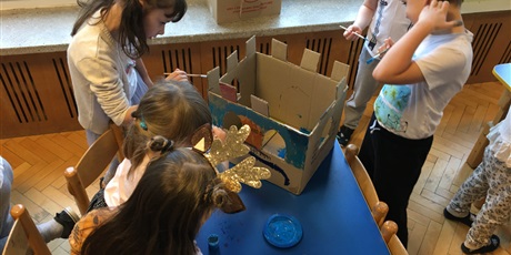 Powiększ grafikę: Dzieci malują zamek z kartonu.