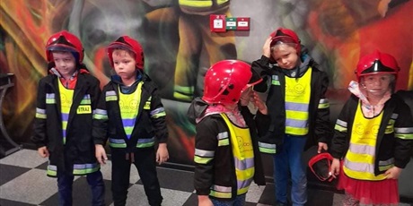 Powiększ grafikę: Dzieci w strojach strażackich.