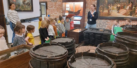 Powiększ grafikę: Dzieci oglądają eksponaty w Narodowym Muzeum Morskim w Gdańsku.