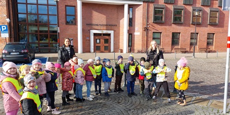 Powiększ grafikę: Dzieci stoją przed Narodowym Muzeum Morskim w Gdańsku.