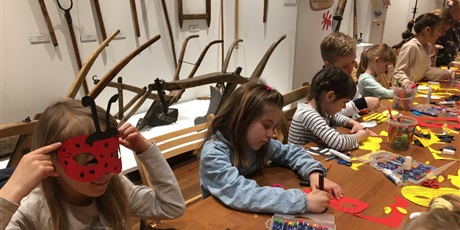 Powiększ grafikę: Dzieci podczas warsztatu plastycznego w muzeum