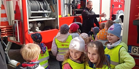 Powiększ grafikę: Dzieci poznają wyposażenie i sprzęt pojazdów pożarniczych.