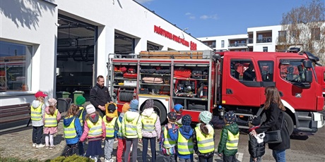 Powiększ grafikę: Dzieci poznają wyposażenie i sprzęt pojazdów pożarniczych.