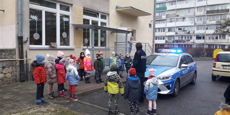 Powiększ grafikę: Dzieci oglądają radiowóz policyjny.