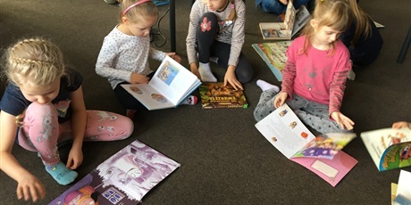 Powiększ grafikę: Dzieci oglądają wybrane przez siebie książki.
