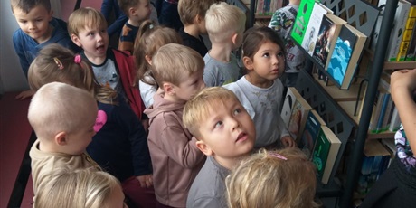 Powiększ grafikę: Dzieci zwiedzają bibliotekę
