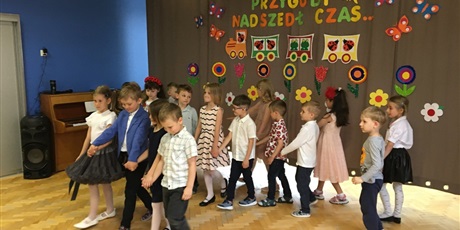 Powiększ grafikę: Dzieci tańczą poloneza.