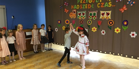 Powiększ grafikę: Dzieci tańczą poloneza.