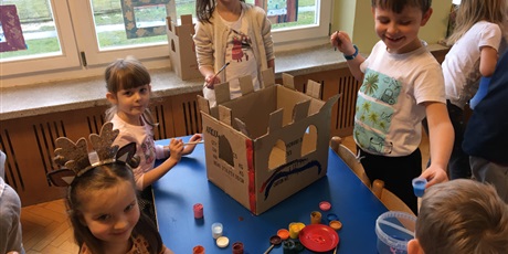 Powiększ grafikę: Dzieci malują zamek z kartonu.